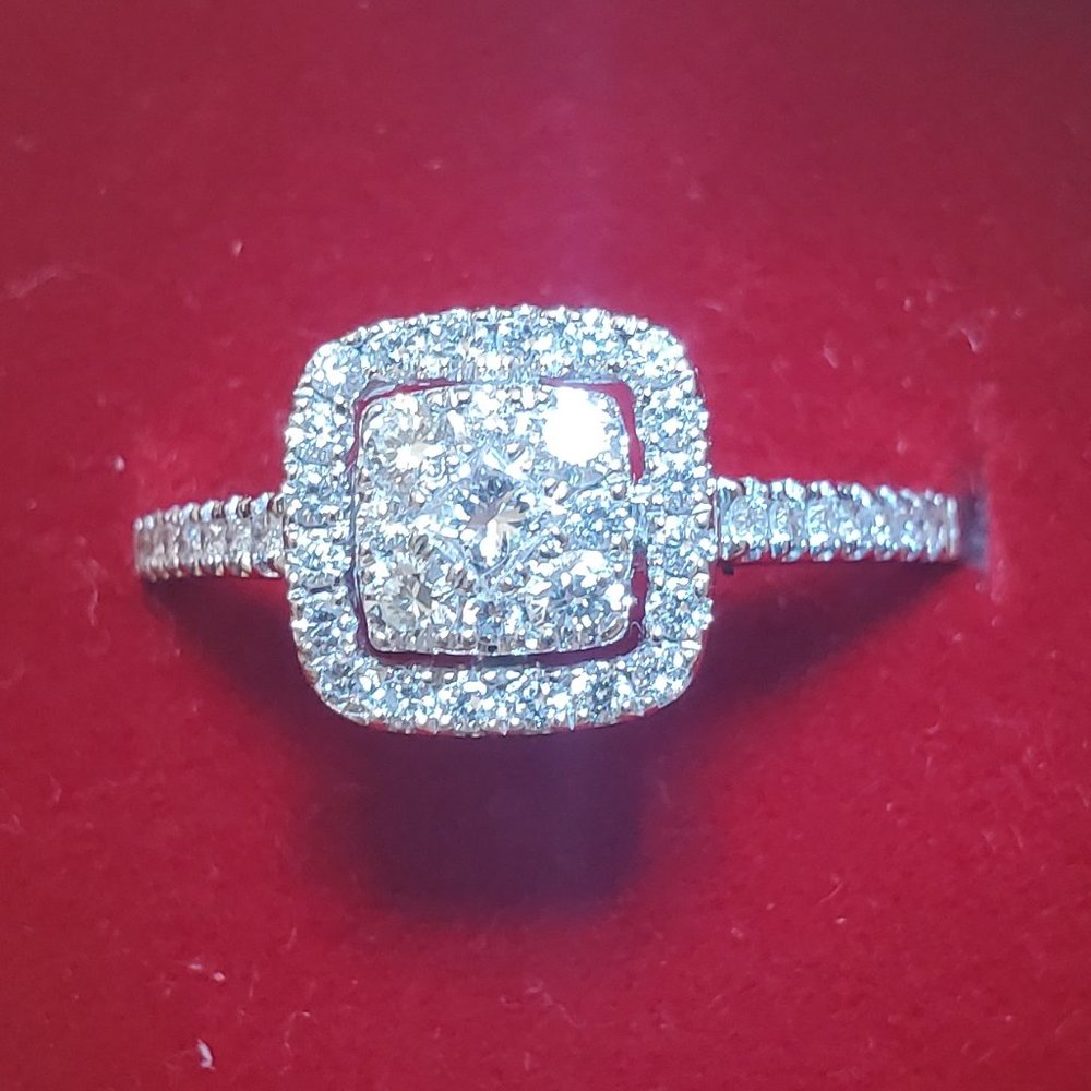 Beautiful design 14K white gold diamond ring